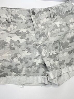 TIME & TRU WOMEN’S DENIM MID-RISE SHORTS SIZE 14 LIGHT GRAY CAMO DISTRESSED